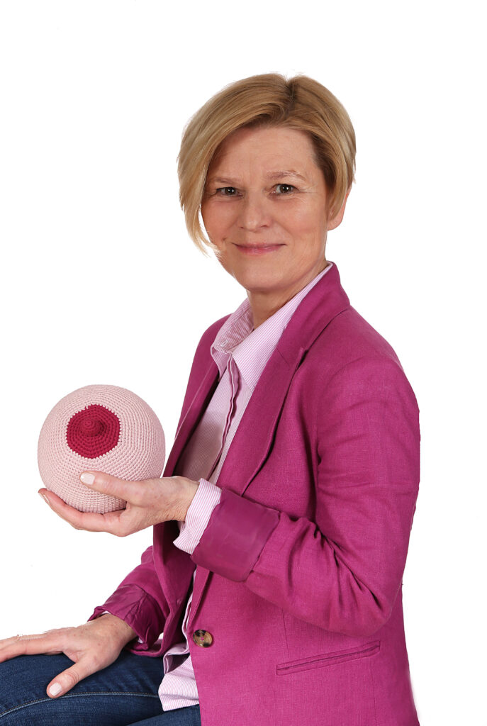 Ewa Masełkowska, konsultantka laktacyjna IBCLC, siedzi i trzyma model piersi.