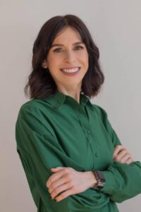 Anna Gabryjewska-Nowak, położna POZ, stoi z założonymi rękami.