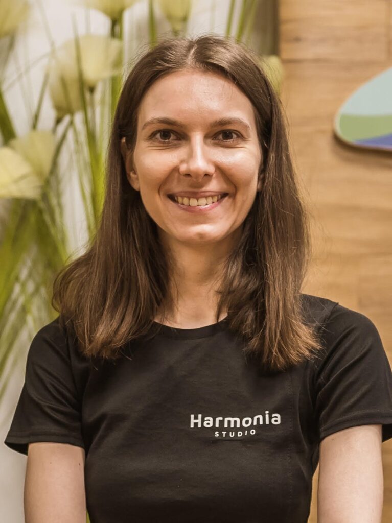 Ewelina Stasińska, położna, siedzi i uśmiecha się.