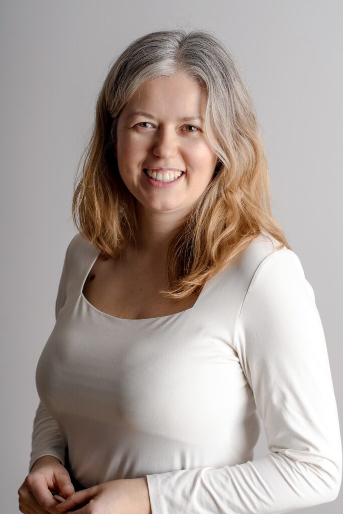 Ilona Michalska, psycholożka, stoi i uśmiecha się.
